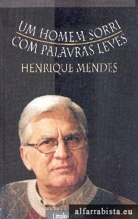 Um homem sorri com palavras leves