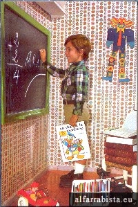 Postal Antigo - Menino na escola